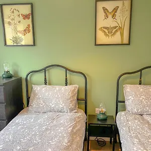  Apartment Perfect For Contractors 2 Bedroom- 2 Bathrooms- 4 Single Beds- Free Parking United Kingdom